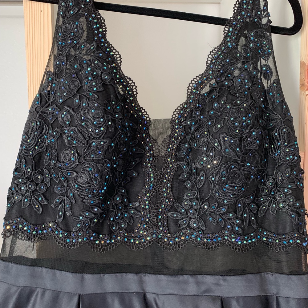 Beautiful Ballgown. - Picture 3 of 7